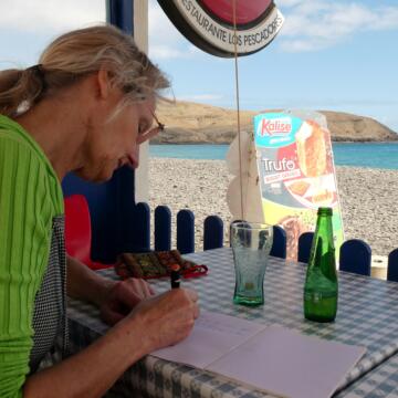 Vrouw schrijft brief aan een tafel